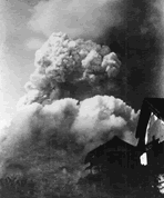 爆心地から約7000mの安佐郡古市町神田橋。炸裂2分後のきのこ雲の様子。